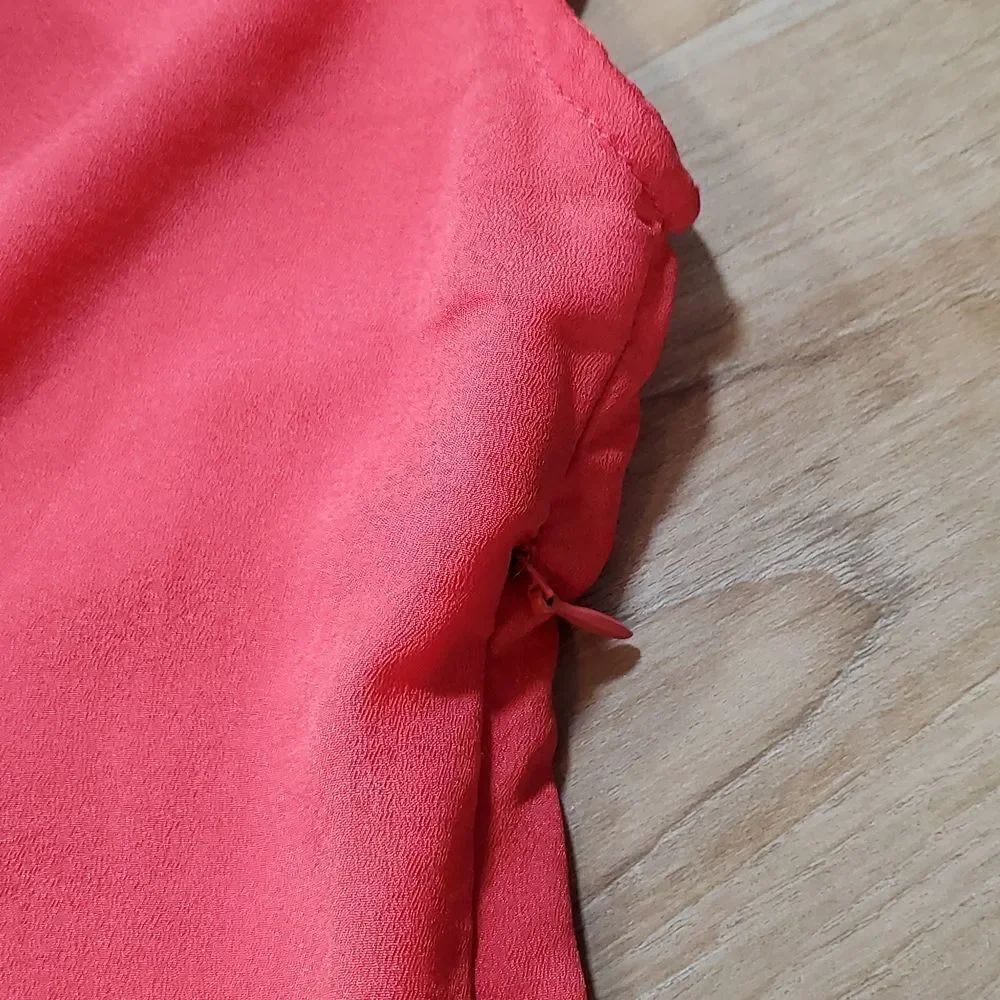 🔺️Pretty Good Red Buttoned & Ruffled Front Sleeveless Top Large - Picture 8 of 10